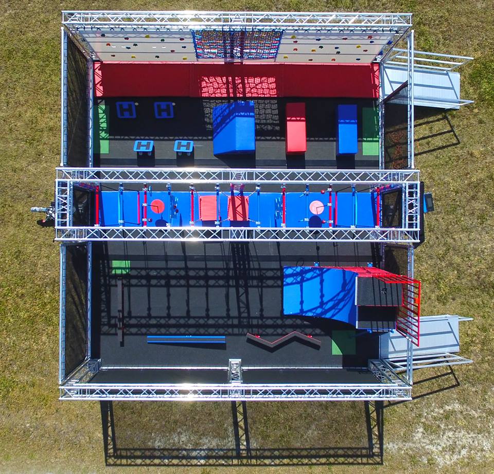 奇樂游樂是游樂設(shè)備實力廠家，美國 Galaxy Multi Rides是奇樂在美國做的忍者道拓展項目，是一個在戶外搭建起來的拓展項目，室內(nèi)大人，青少年挑戰(zhàn)，游玩的項目。本忍者道拓展有攀巖墻，空中攀爬挑戰(zhàn)關(guān)卡都能多種拓展項目，是由奇樂優(yōu)秀的設(shè)計師團隊設(shè)計出來的方案，忍者道拓展項目在國外是非常流行的一種項目之一，它是可以鍛煉游玩者的體能，需要有優(yōu)秀的身體素質(zhì)，也能鍛煉游玩者的身體。